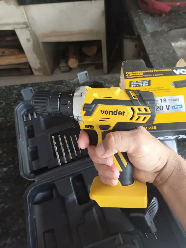 foto de Parafusadeira E Furadeira A Bateria Pfv 238 Completa Com Maleta De Transporte E Acessórios - Vonder
