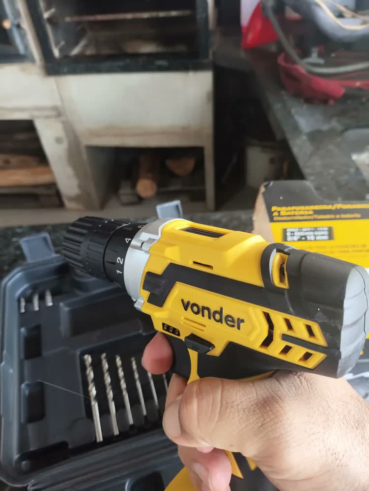 foto de Parafusadeira E Furadeira A Bateria Pfv 238 Completa Com Maleta De Transporte E Acessórios - Vonder