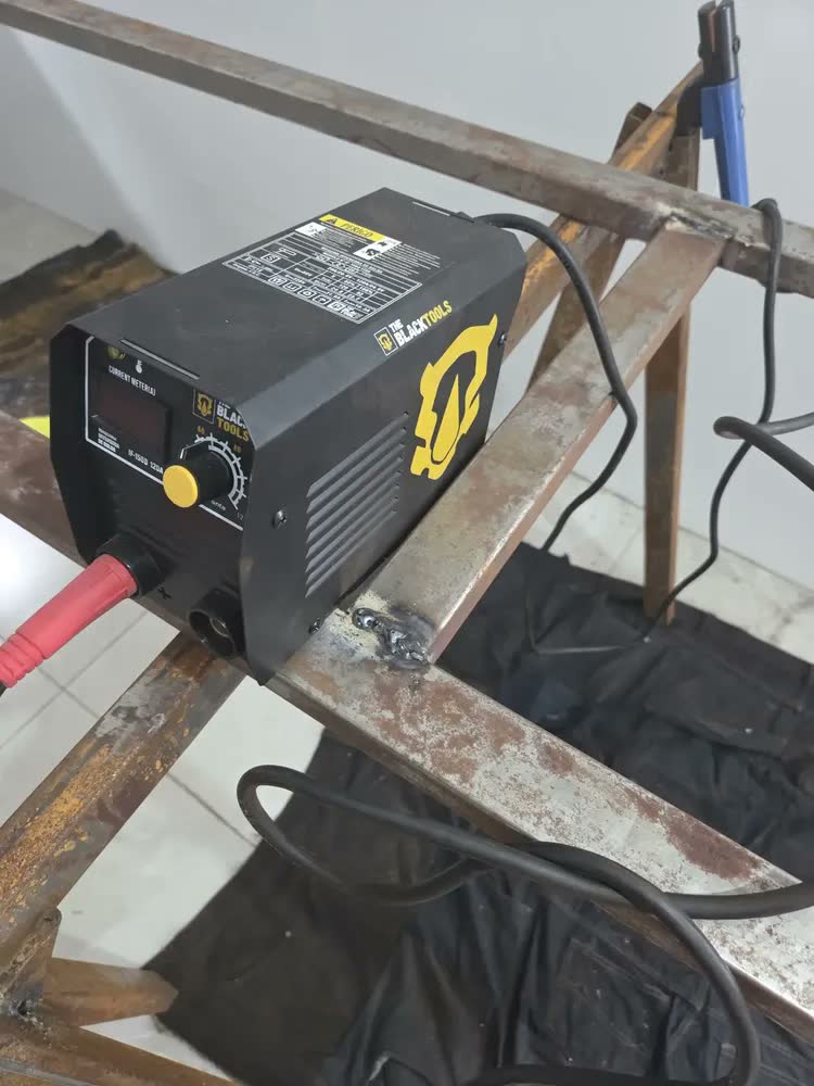 foto de Máquina Inversora De Solda Mma Mi150d 120a Com Eletrodo E Óculos The Black Tools