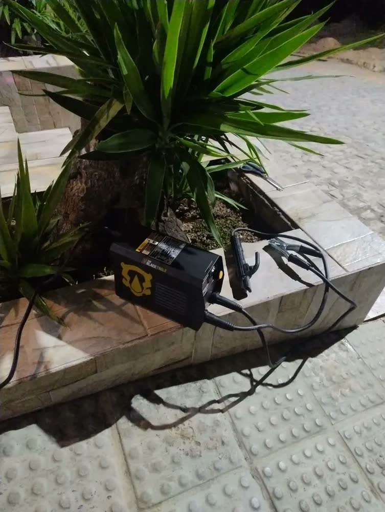 foto de Máquina Inversora De Solda Mma Mi150d 120a Com Eletrodo E Óculos The Black Tools