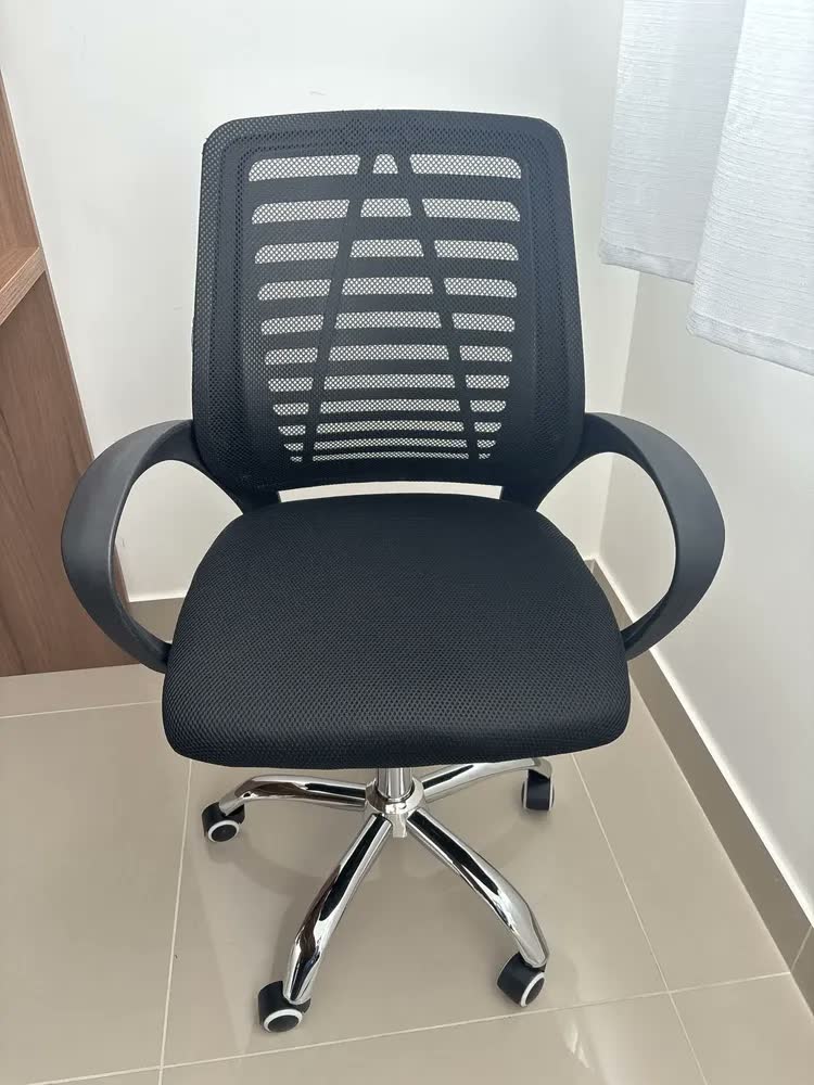 foto de Kit 4 Cadeiras Office Escritório Giratória Tela Mesh Cor Preta