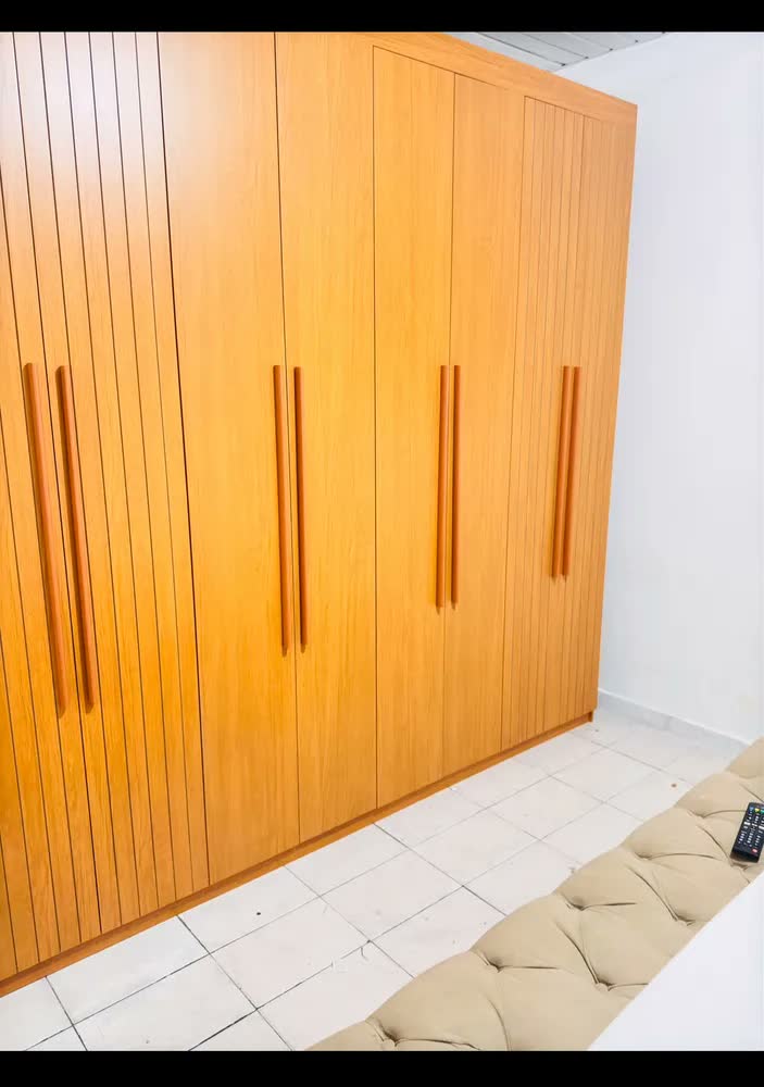 foto de Guarda Roupa Casal Toronto Mdf 8 Portas Moderna Mobília Cor Naturale/Off White/Naturale
