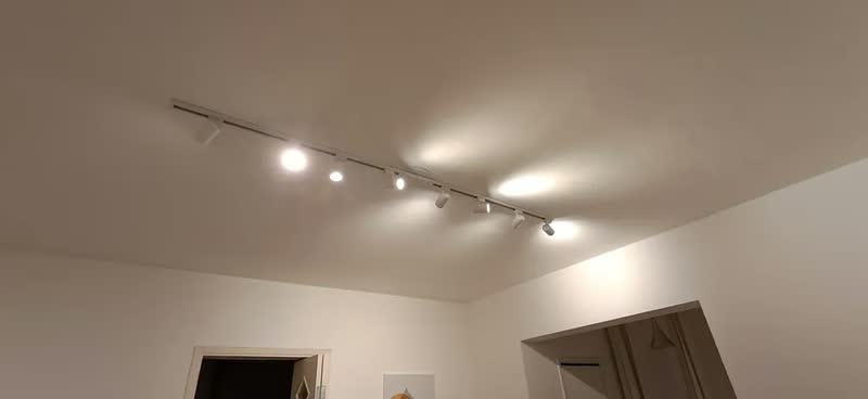 foto de Kit  Trilho 2m + 6 Spots 10w Preto/branco Frio Neutro Quente