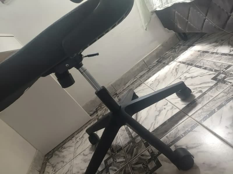 foto de Cadeira Escritório Hela C214-b Preta Redragon