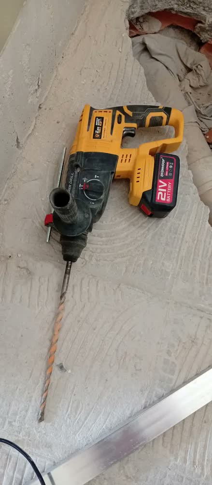 foto de Martelete Rompedor Rotativo De Impacto A Bateria 21V 1400 Rpm 4800 Ipm Cor Amarelo The Black Tools