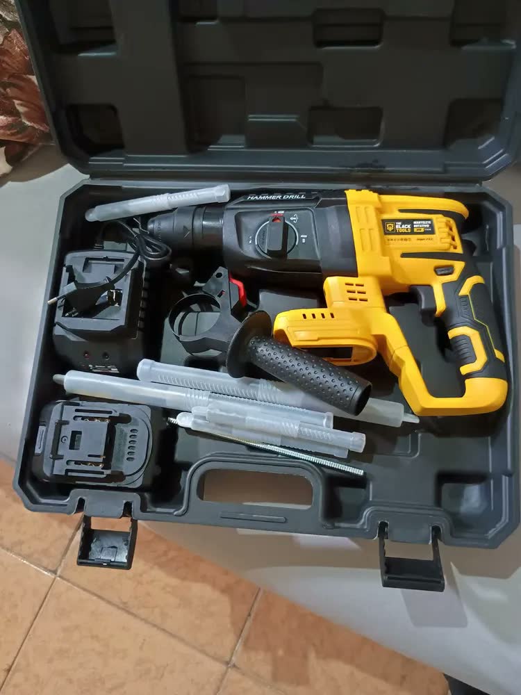 foto de Martelete Rompedor Rotativo De Impacto A Bateria 21V 1400 Rpm 4800 Ipm Cor Amarelo The Black Tools