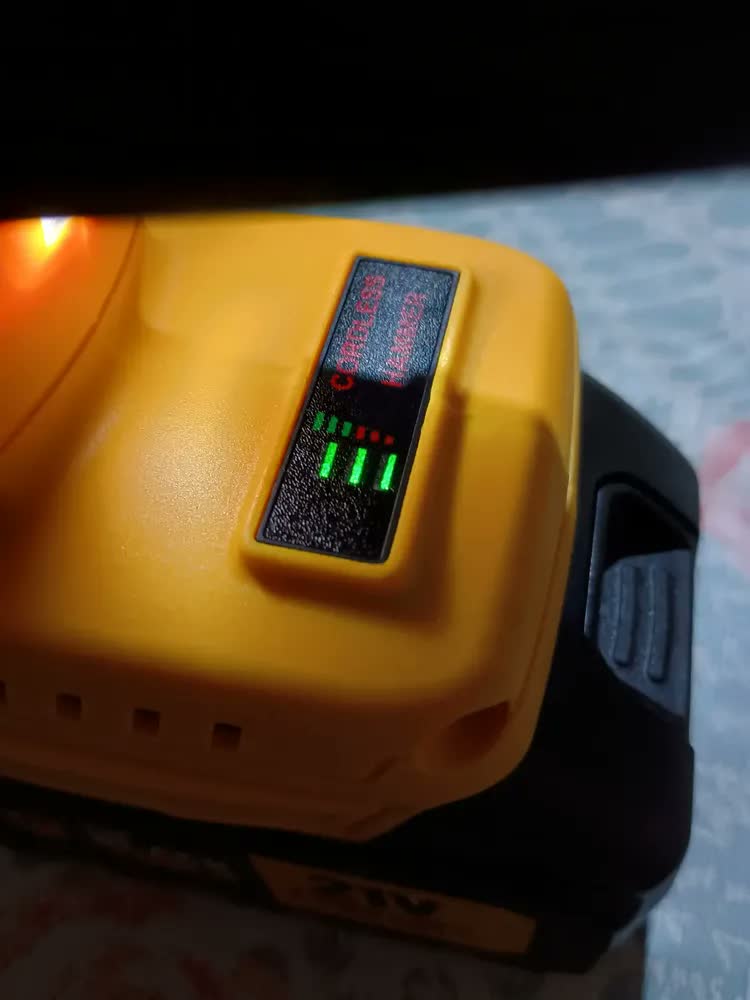 foto de Martelete Rompedor Rotativo De Impacto A Bateria 21V 1400 Rpm 4800 Ipm Cor Amarelo The Black Tools