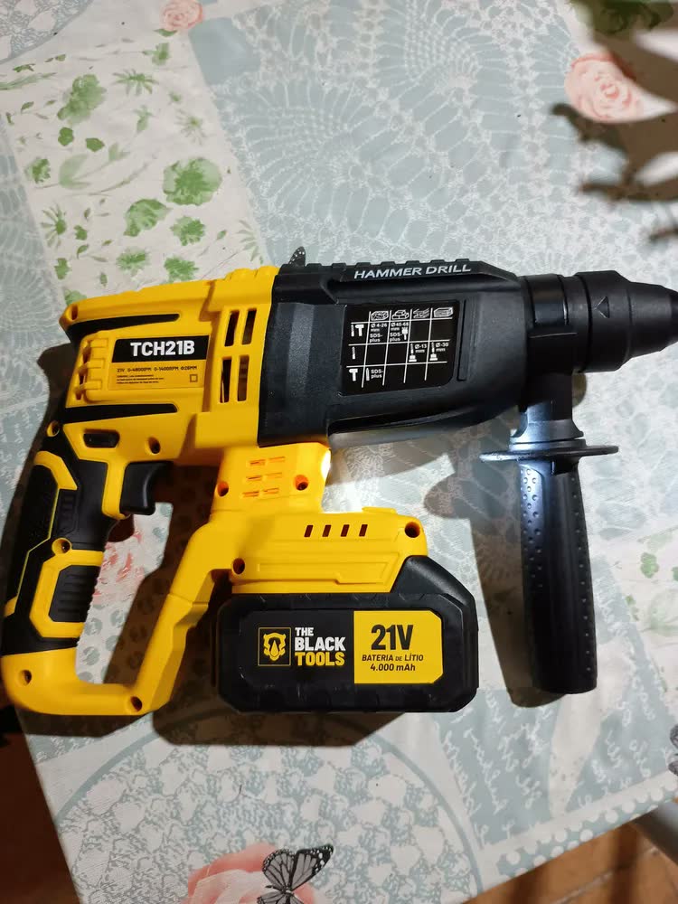 foto de Martelete Rompedor Rotativo De Impacto A Bateria 21V 1400 Rpm 4800 Ipm Cor Amarelo The Black Tools