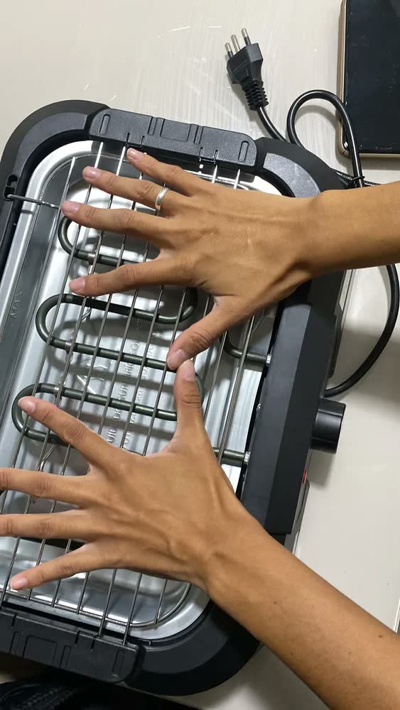 foto de Churrasqueira Elétrica Britânia 1500w Menos Fumaça Bcq10a Cor Preto