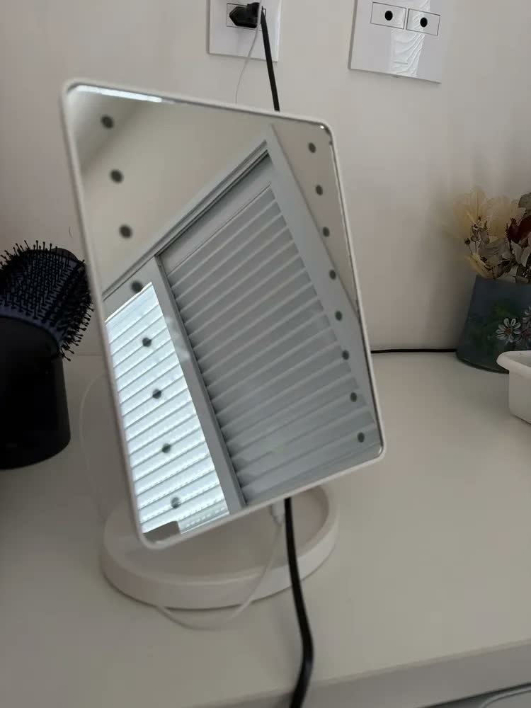 foto de Espelho Maquiagem Mesa Luz Led Iluminado Portatil Quadrado Moldura Branco