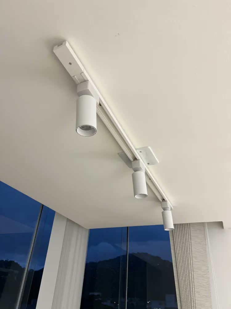 foto de kit Trilho Eletrificado Click 1m + 3 Spots 5w 3000k Branco Quente Bivolt Preto Cod: ALUT001667 Alut By Avant