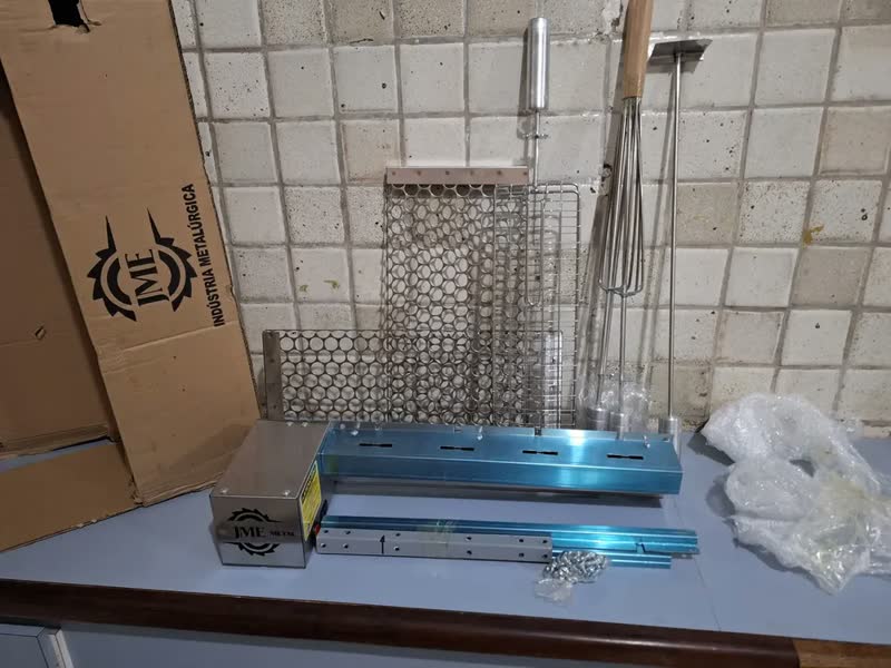 foto de Churrasqueira Grill 100% Inox 4 Espetos Mais Acessórios L4