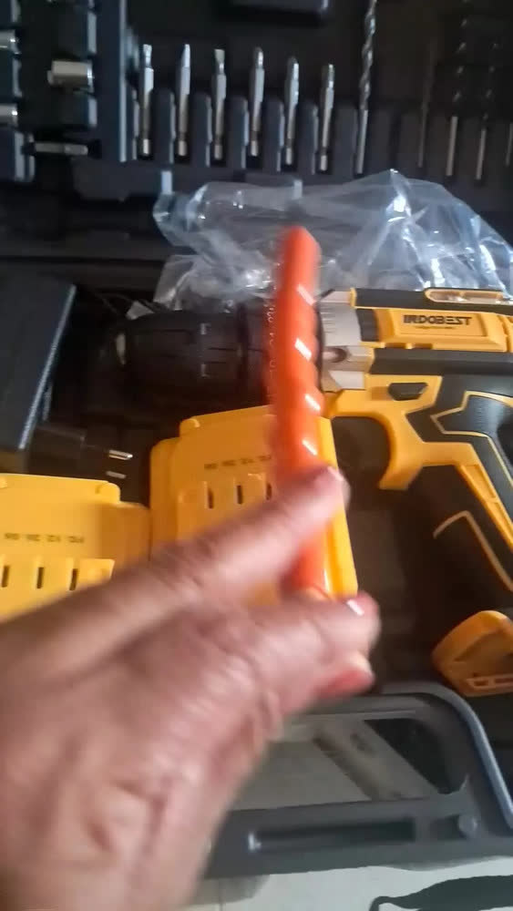 foto de Parafusadeira Furadeira Sem Fio 48v 2 Baterias 340w C/brocas Amarelo E Preto