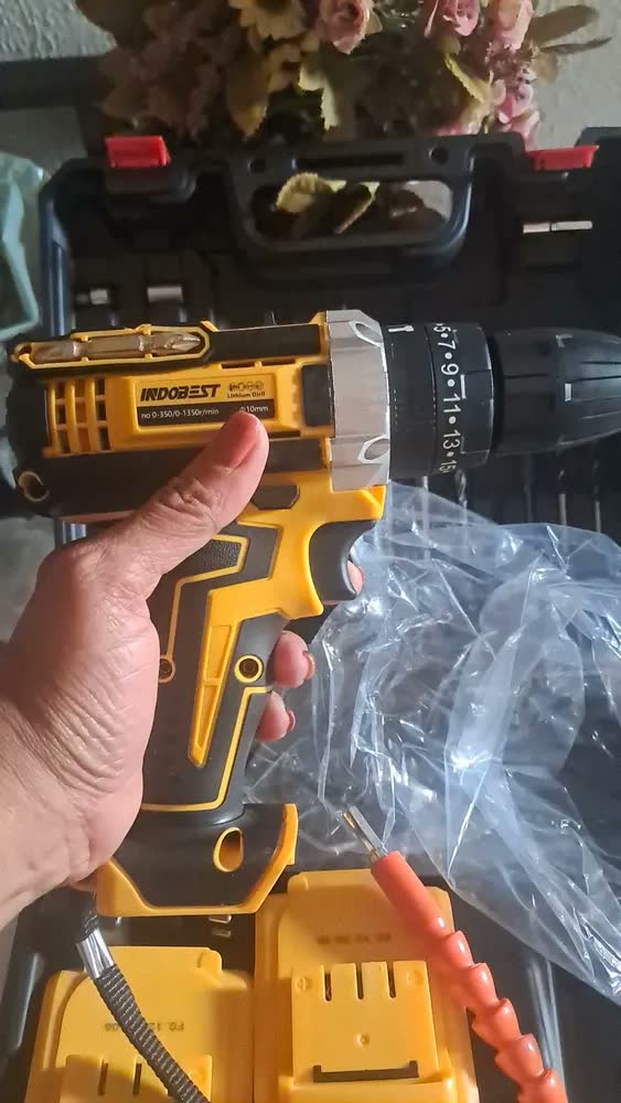 foto de Parafusadeira Furadeira Sem Fio 48v 2 Baterias 340w C/brocas Amarelo E Preto