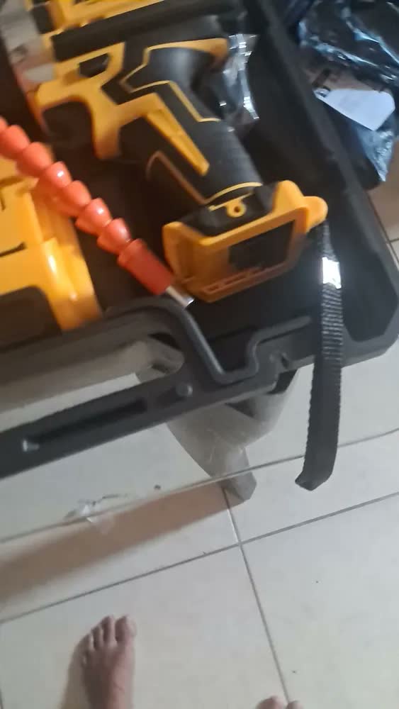 foto de Parafusadeira Furadeira Sem Fio 48v 2 Baterias 340w C/brocas Amarelo E Preto