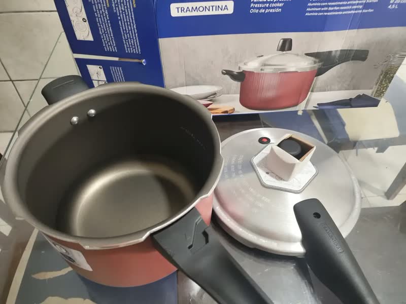 foto de Panela De Pressão 4,5l Tramontina Vancouver Effect 20591-720 Cor Vermelho