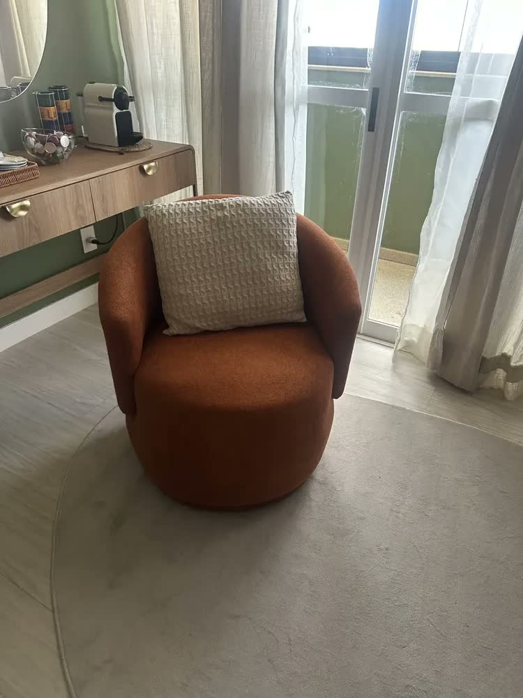 foto de Poltrona Beatriz Orgânica Sala Estar Recepção Bouclé Cor Prateado