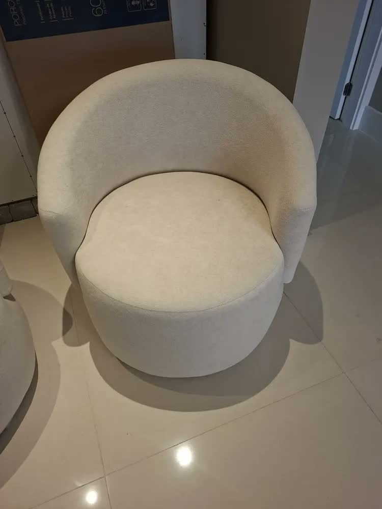 foto de Poltrona Beatriz Orgânica Sala Estar Recepção Bouclé Cor Prateado