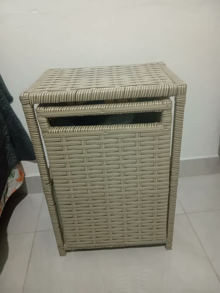 foto de Cesto Basculante Roupa Suja Alça Fibra Sintética Gaveta