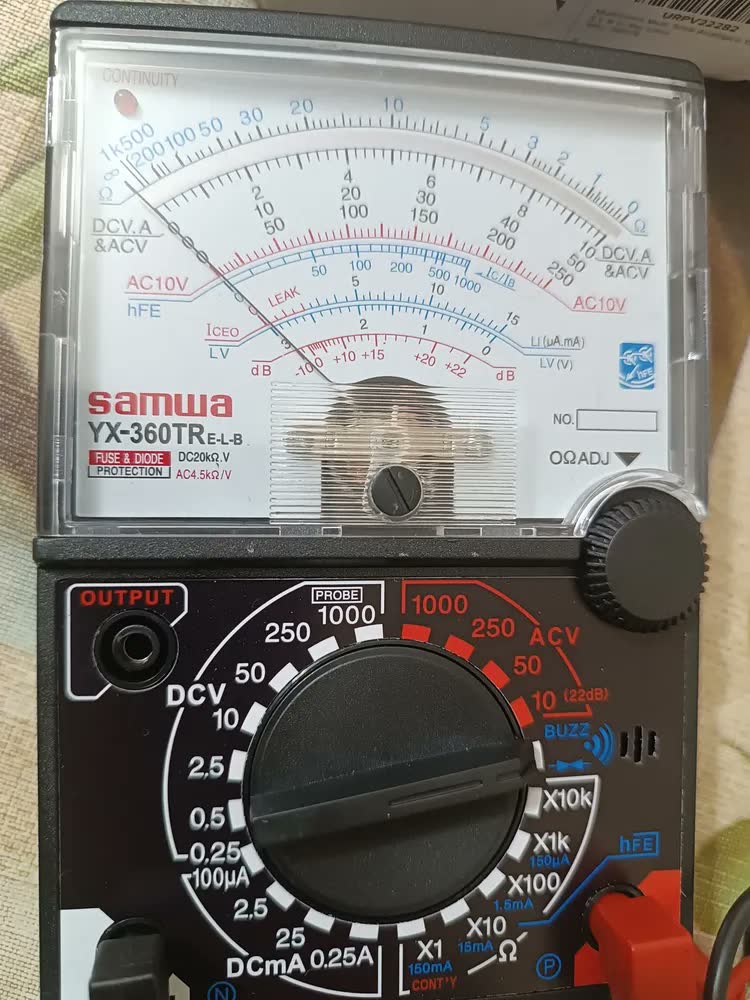 foto de Multímetro Analógico YX-360TR E-L-B de 1000V para Medir Tensão e Corrente