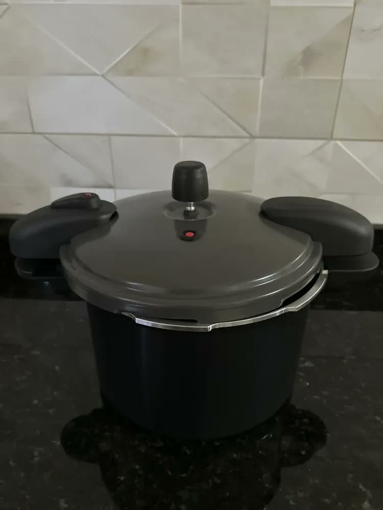 foto de Panela De Pressão Tramontina 7l Cerâmica Valência Black