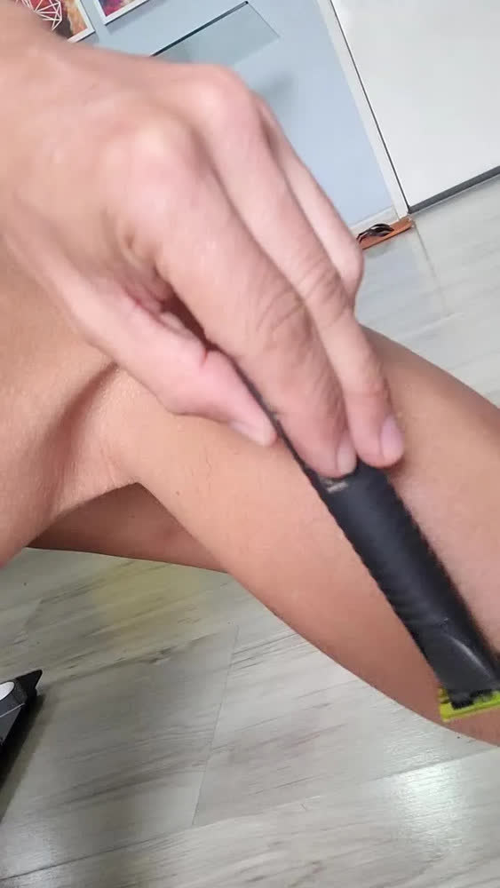 foto de Barbeador e Aparador Elétrico Philips OneBlade com Pente 5 em 1, Sem Fio e À Prova D'Água - QP1425/10