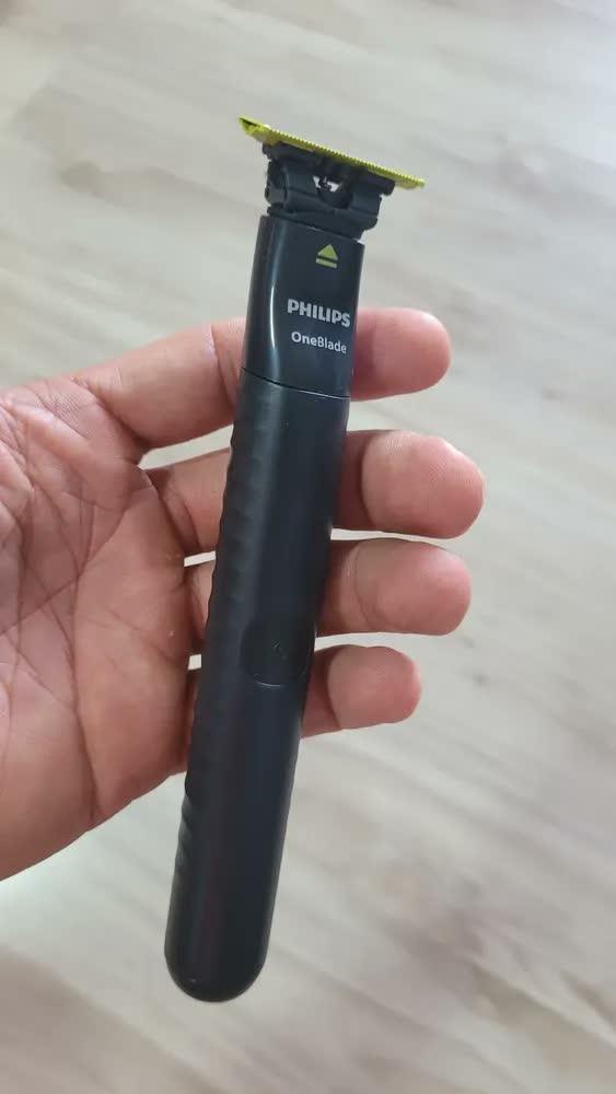 foto de Barbeador e Aparador Elétrico Philips OneBlade com Pente 5 em 1, Sem Fio e À Prova D'Água - QP1425/10