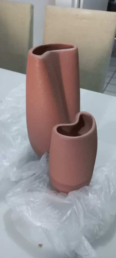 foto de Dupla Vasos Orgânicos Em Cerâmica Moderno E Minimalista