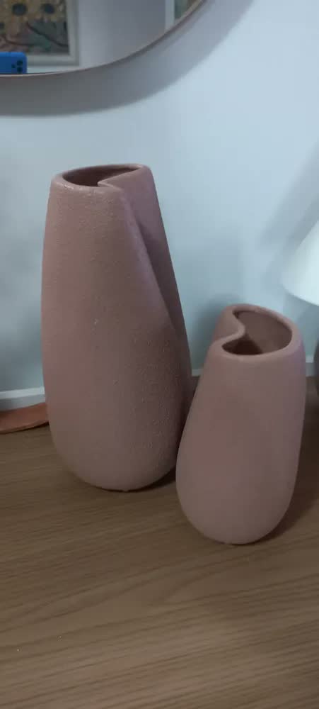 foto de Dupla Vasos Orgânicos Em Cerâmica Moderno E Minimalista