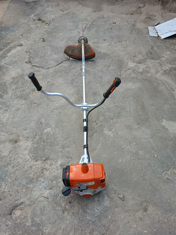 foto de ROÇADEIRA STIHL FS-120 A COMBUSTAO