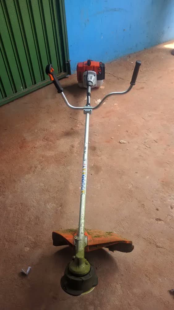 foto de ROÇADEIRA STIHL FS-120 A COMBUSTAO