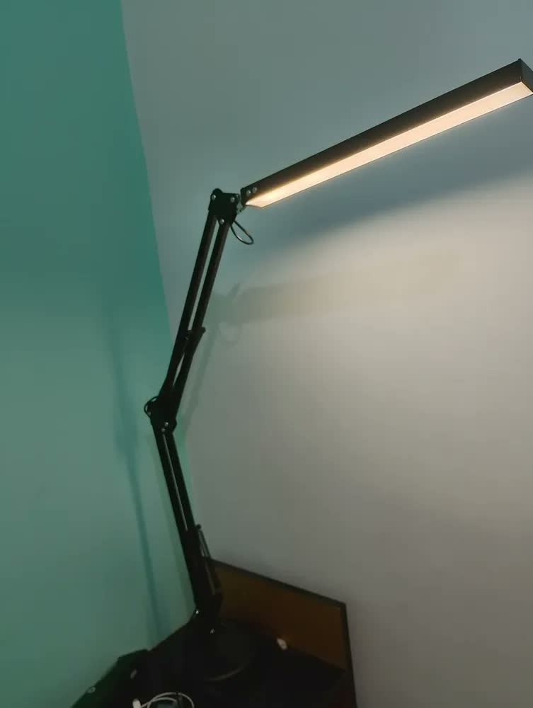 foto de Luminária De Mesa Led Articulado Com Base Fixa E Garra Usb
