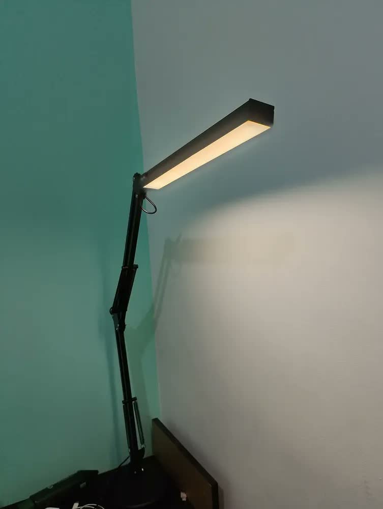 foto de Luminária De Mesa Led Articulado Com Base Fixa E Garra Usb