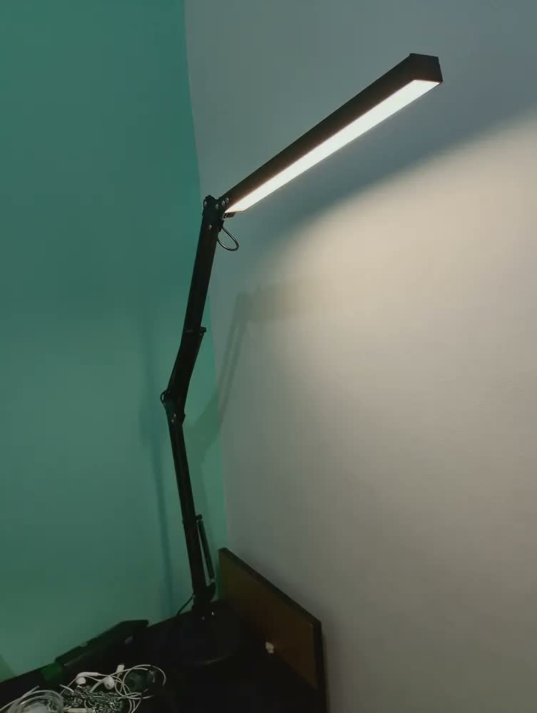 foto de Luminária De Mesa Led Articulado Com Base Fixa E Garra Usb