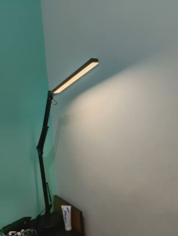 foto de Luminária De Mesa Led Articulado Com Base Fixa E Garra Usb