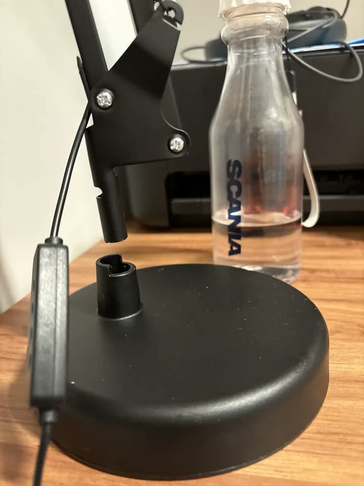 foto de Luminária De Mesa Led Articulado Com Base Fixa E Garra Usb