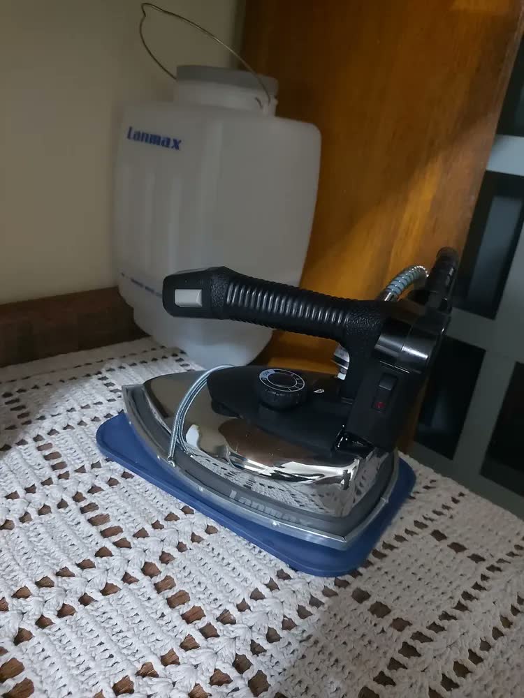 foto de Ferro Industrial Vapor Lanmax 94AL Prateado Base Teflon 1300W