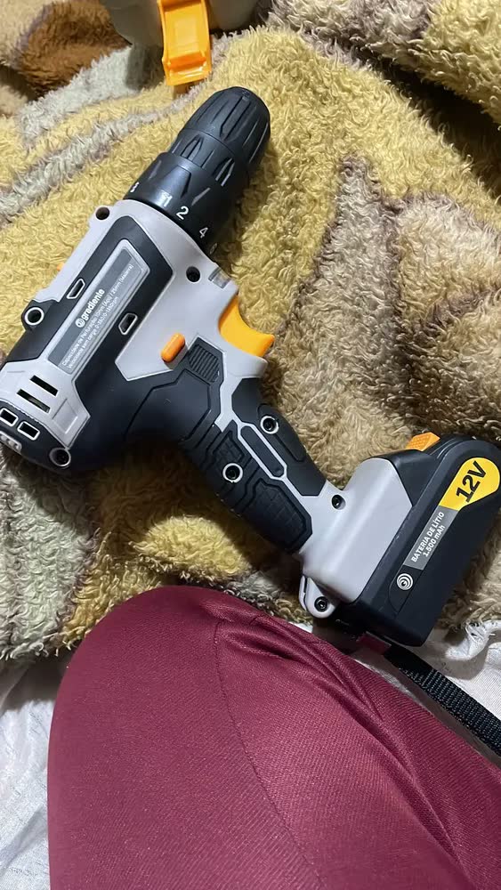 foto de Parafusadeira Furadeira Gradiente GPB12V 3/8 a Bateria Cor Cinza Frequência 60Hz