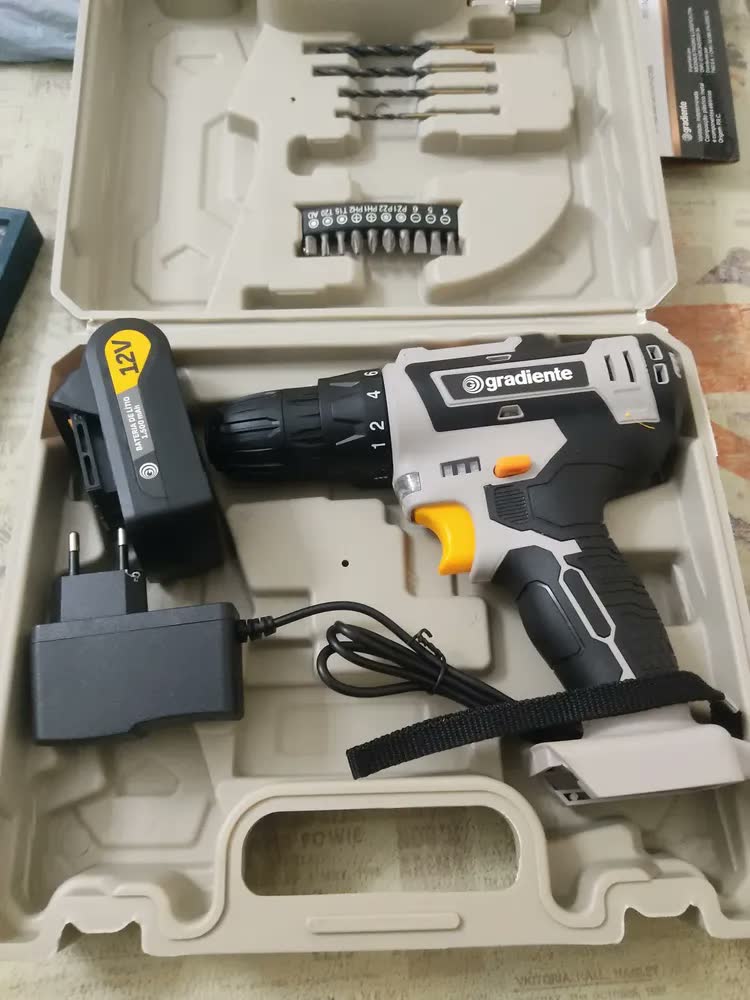 foto de Parafusadeira Furadeira Gradiente GPB12V 3/8 a Bateria Cor Cinza Frequência 60Hz