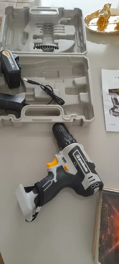 foto de Parafusadeira Furadeira Gradiente GPB12V 3/8 a Bateria Cor Cinza Frequência 60Hz