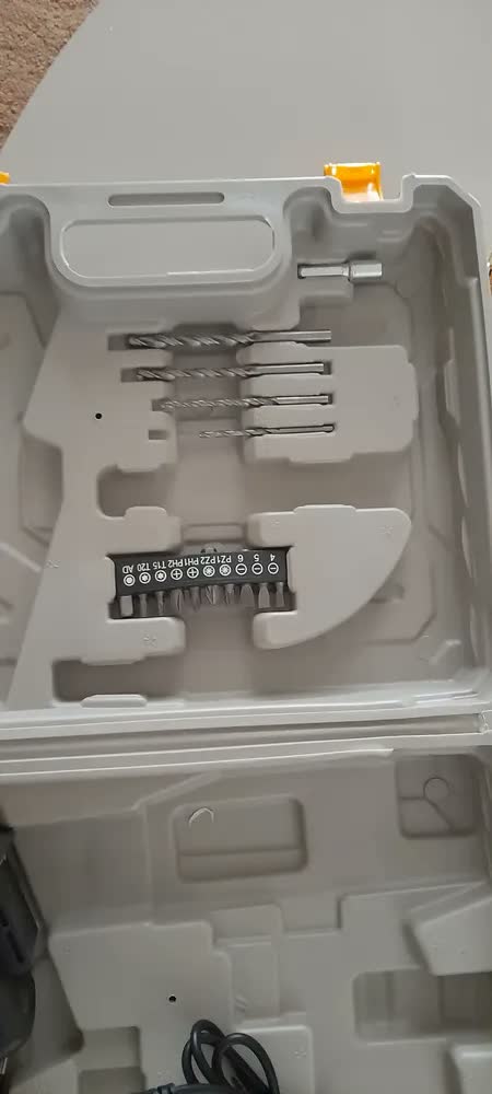 foto de Parafusadeira Furadeira Gradiente GPB12V 3/8 a Bateria Cor Cinza Frequência 60Hz