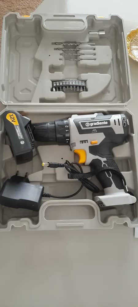 foto de Parafusadeira Furadeira Gradiente GPB12V 3/8 a Bateria Cor Cinza Frequência 60Hz