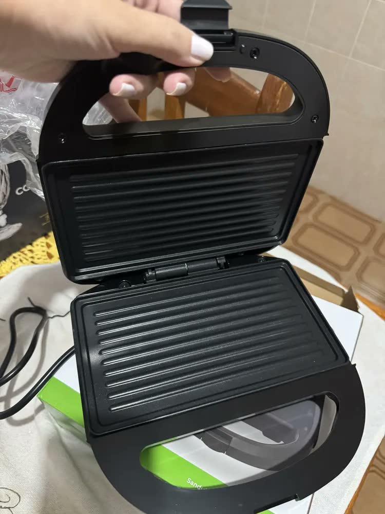 foto de Sanduicheira Elétrica San230 Cadence 750w 2 Chapas Antiaderentes Cor Preto
