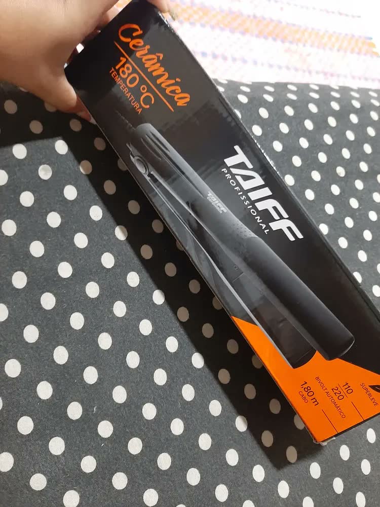 foto de Plancha de cabello Taiff Clássica Cerâmica Chapa Taiff, Alisa, Modela negra