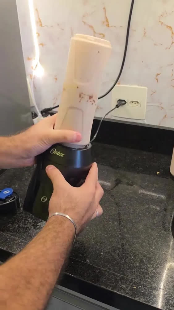 foto de Liquidificador Portátil 700w C/ 2 Jarras To Go Blender Oster