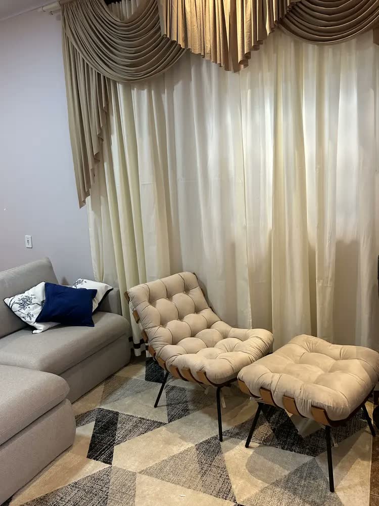 foto de Poltrona Costela Com Puff Linho Para Sala Quarto Luxo Cor Poltrona Costela E Puff Linho Bege Claro Desenho Do Tecido Poltrona Linho