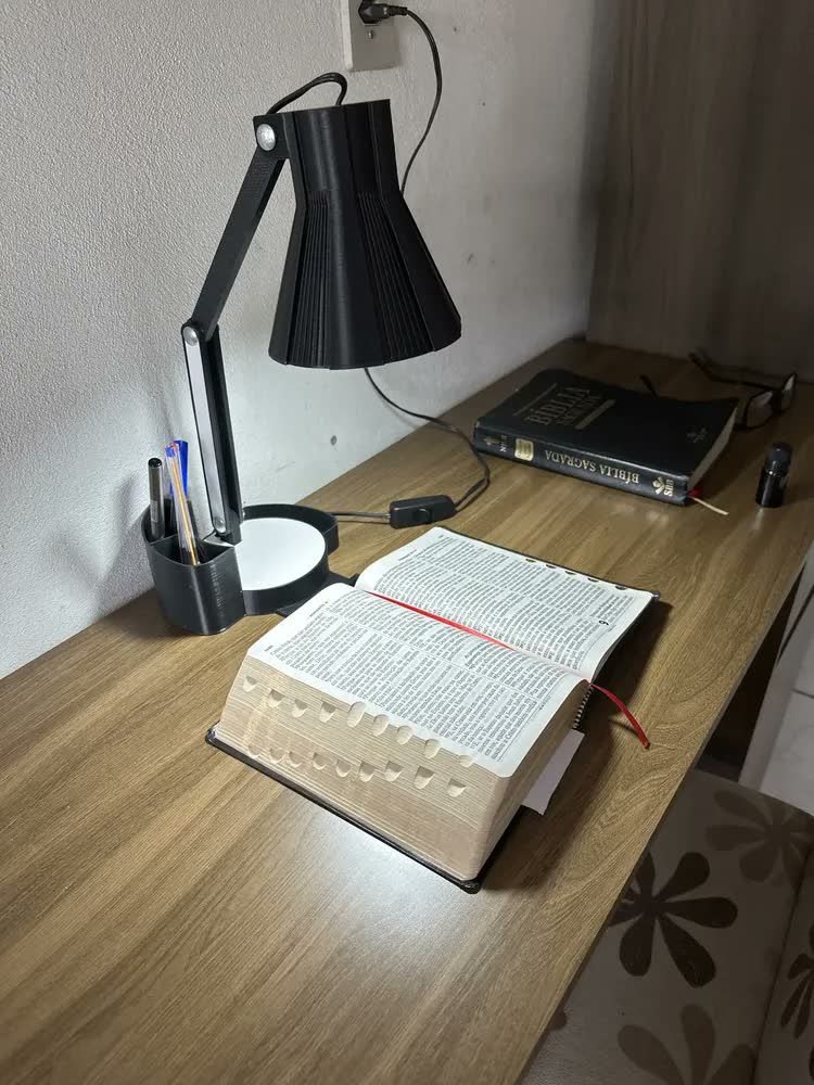 foto de Luminária Articulável com Porta Lápis, Caneta E Suporte de Celular abajur articulado ajustável