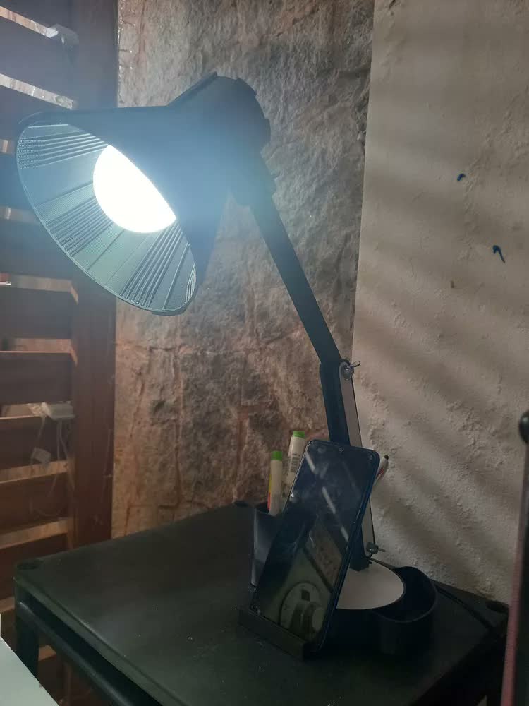foto de Luminária Articulável com Porta Lápis, Caneta E Suporte de Celular abajur articulado ajustável