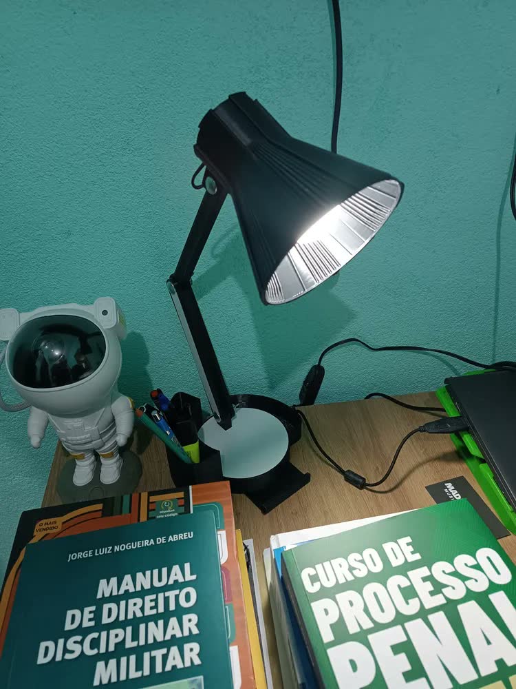 foto de Luminária Articulável com Porta Lápis, Caneta E Suporte de Celular abajur articulado ajustável