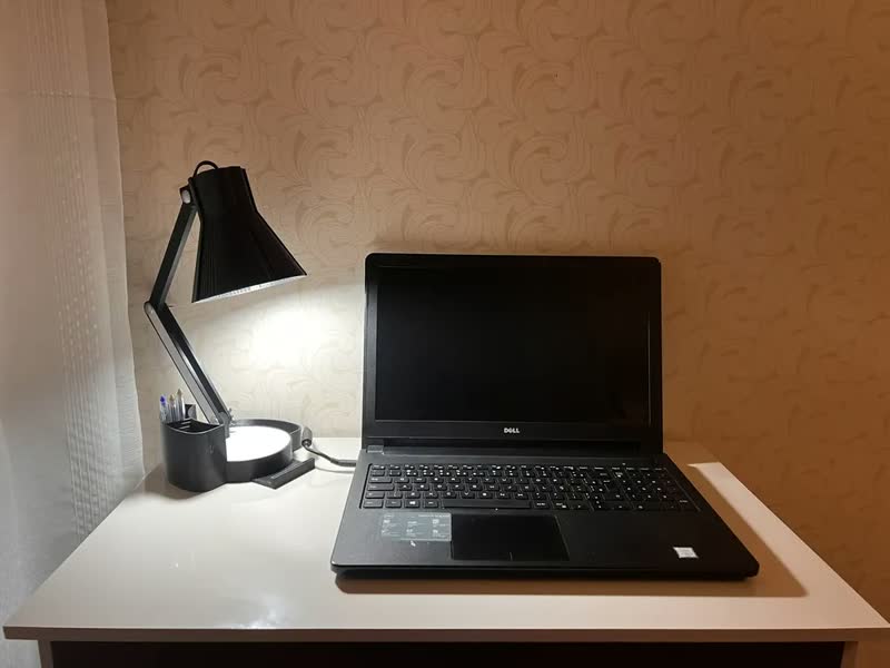 foto de Luminária Articulável com Porta Lápis, Caneta E Suporte de Celular abajur articulado ajustável